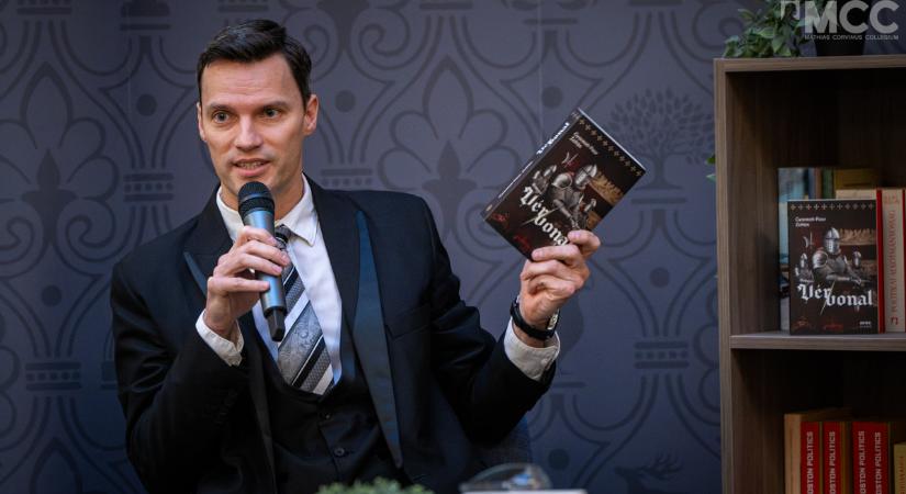 Gyarmati-Paor Zoltán a MCC Debrecen előadásán a VÉR/VONAL című történelmi krimit mutatta be