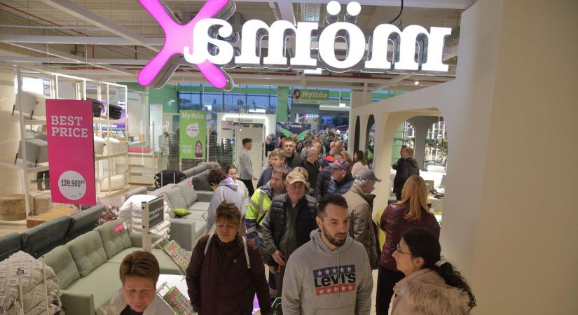 Megnyílt a fehérvári Mömax, a várt tömeg sem maradt el (galéria)