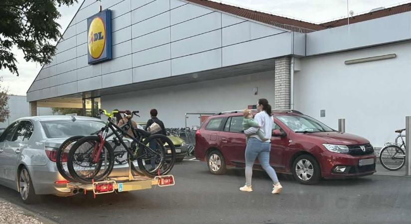 Parkolási botrány a LIDL-nél, nem lehetett kijutni áruház mellől – autótorlasz lett a bunkóságból