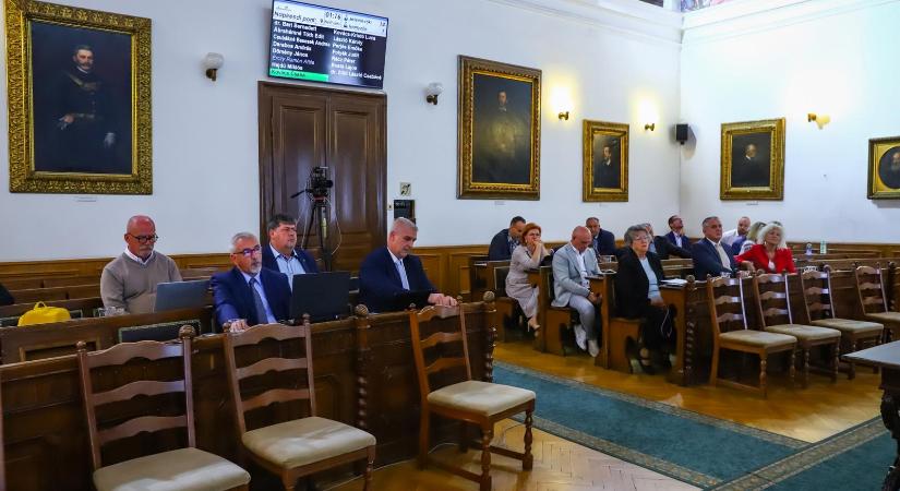 Baján az ellenzéki és a fideszes polgármester alatt is kirúgták a helyi médiacég vezetőjét, aki csak pártatlan akart lenni