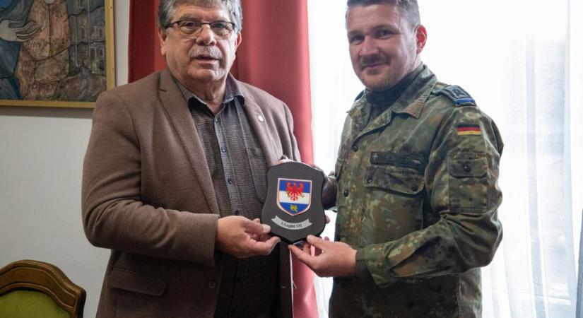 Német és magyar katonák együtt ápolják a hadisírokat Nagykanizsán