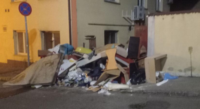 Két hete rothad a hatalmas szeméthegy Pécs belvárosában
