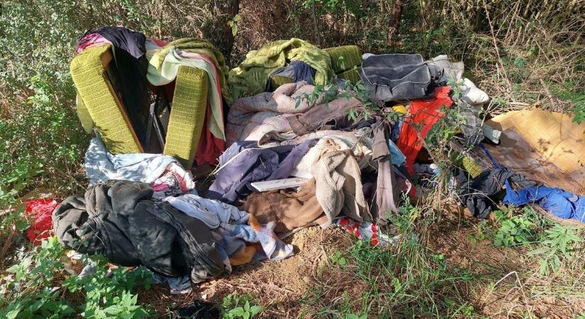 Illegális szemét a természet lágy ölén – felháborodott a falu