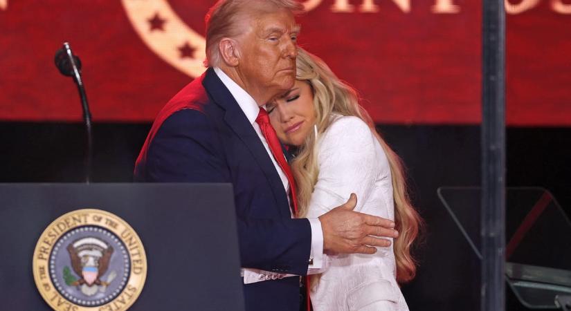 Donald Trump a legmagasabb amerikai polgári kitüntetést adományozta Charlie Kirknek