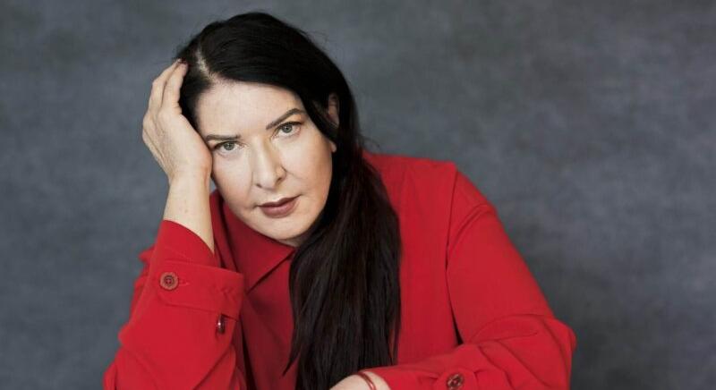 A perfornmansz-művészet ikonja – Marina Abramović retrospektív kiállítás nyílt Bécsben