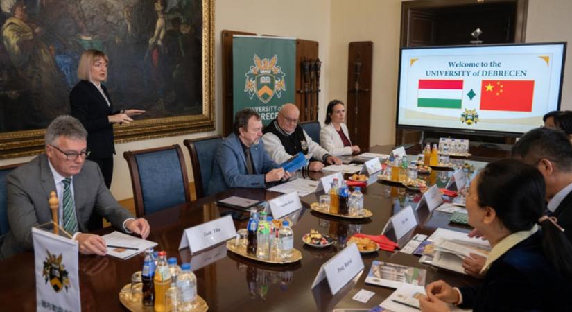 A műszaki képzések terén erősítheti kapcsolatát a Debreceni és a Shanghai DianJi Egyetem