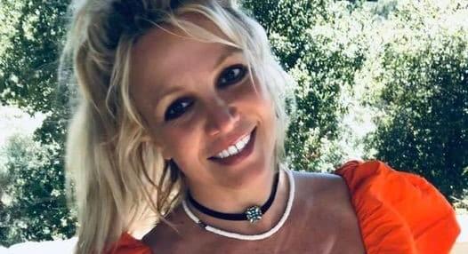 Britney Spears késsel a kezében közelített a gyerekei felé