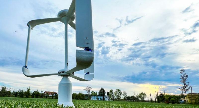 A tanuló szélturbina telephelyek vagy házak tetején, gazdaságokban is termeli az energiát