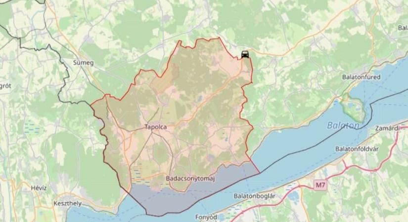 Fának csapódott egy autó a 77-es főúton – mentőhelikopter érkezett a helyszínre