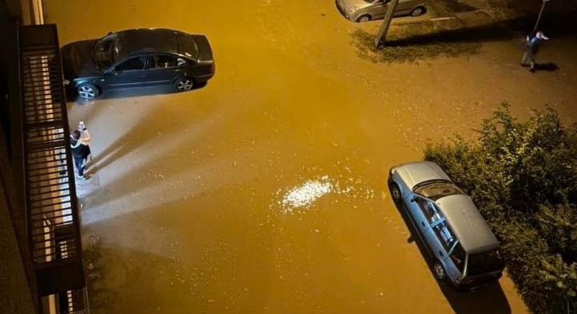 Cső utcai csőtörés okoz bosszúságot a helyeiknek, komoly vízmennyiség hömpölyög az utakon - videóval