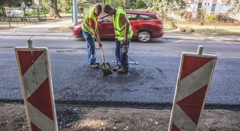 Süllyednek az utak a baranyai városban, a helyreállításon dolgoznak