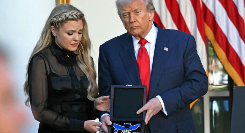 Donald Trump posztumusz kitüntette Charlie Kirk-öt