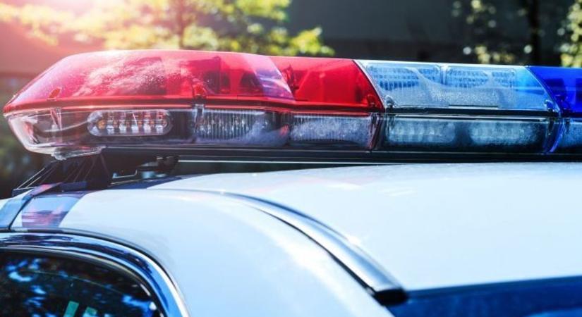 Közterületi kukával törte be az üzlet ajtaját, majd mély álomba merült