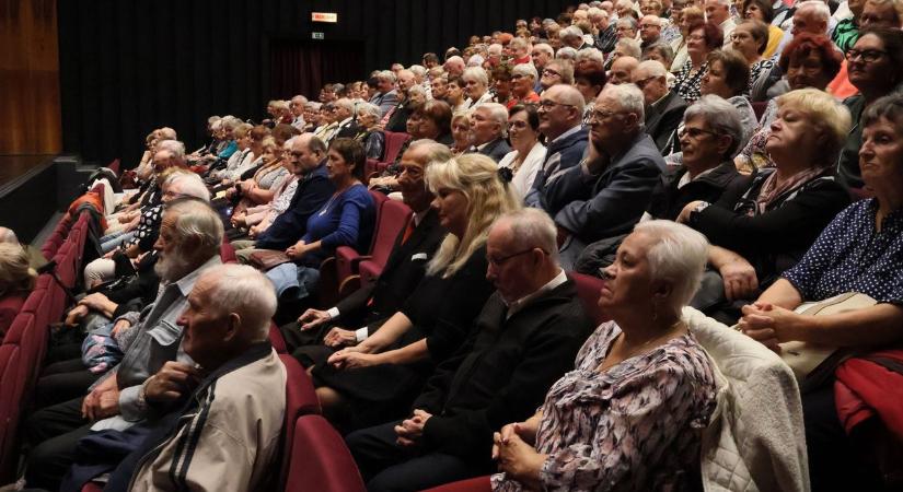 Az élet olyan, mint egy kaszinó – ilyen volt az idősek napja Pakson (képgalériával)