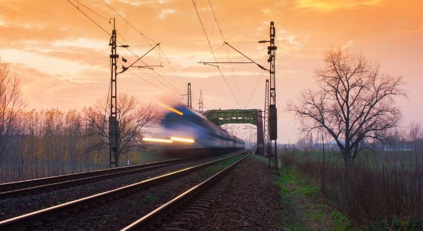 Elgázolt egy embert a vonat a szomszéd vármegyében, az utasokért mentesítő busz érkezett