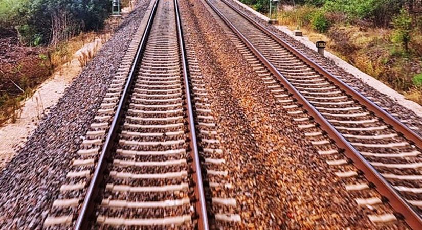 Tragédia a síneken: halálos vonatgázolás történt
