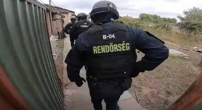 Nem hiszi el, hol próbált meg elbújni a rendőrök elől a körözött férfi – videón a kabaréba illő eset