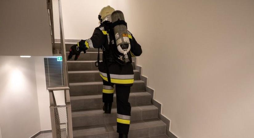 Emberfeletti teljesítmény: tűzoltók rohantak felfelé a MOL Campusban!
