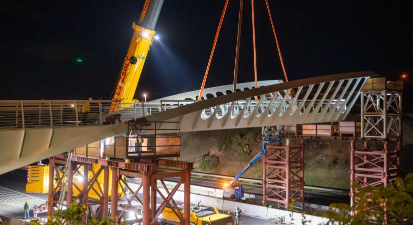 M7-es: éjszakai forgalomkorlátozás mellett folytatódik hétvégén az új velencei híd építése