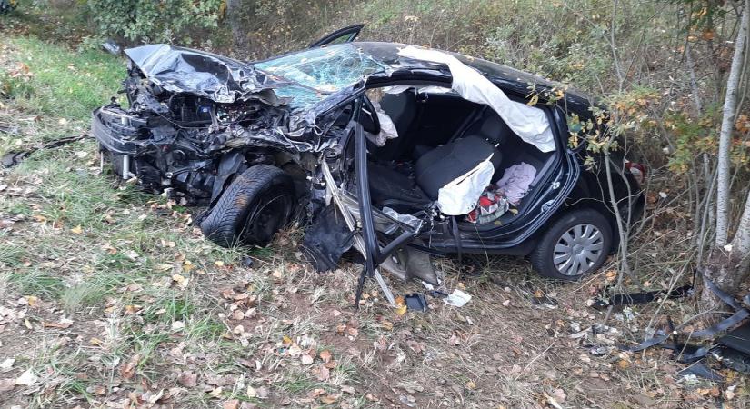 Brutális karambol történt, életveszélyes állapotban szállították a sofőrt korházba (képek)