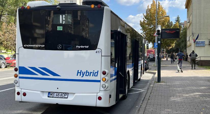 Több mint egy év után beüzemelik a marosvásárhelyi buszmegállók kijelzőit
