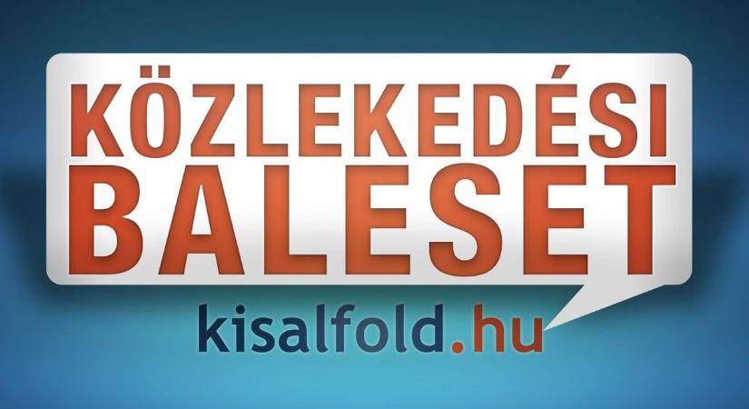 Beton villanyoszlopnak ütközött egy személyautó Győrszemerén