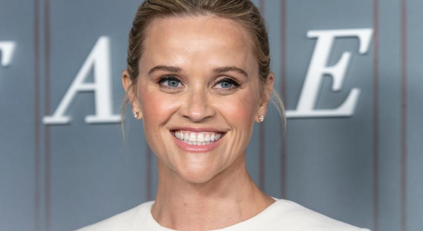 Reese Witherspoon szürke kabátja az ősz egyik legmenőbb darabja