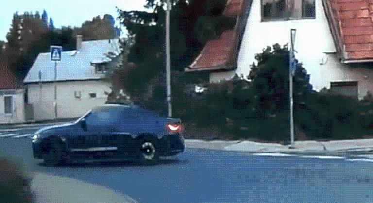 Körforgalomban driftelt volna a BMW-s, ám porszem került a gépezetbe