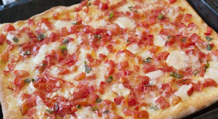 Házi pizza fűszeres tejföllel