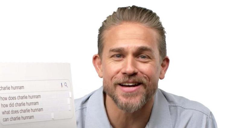 Charlie Hunnam mosolyogva válaszol a netezők kérdéseire – videó