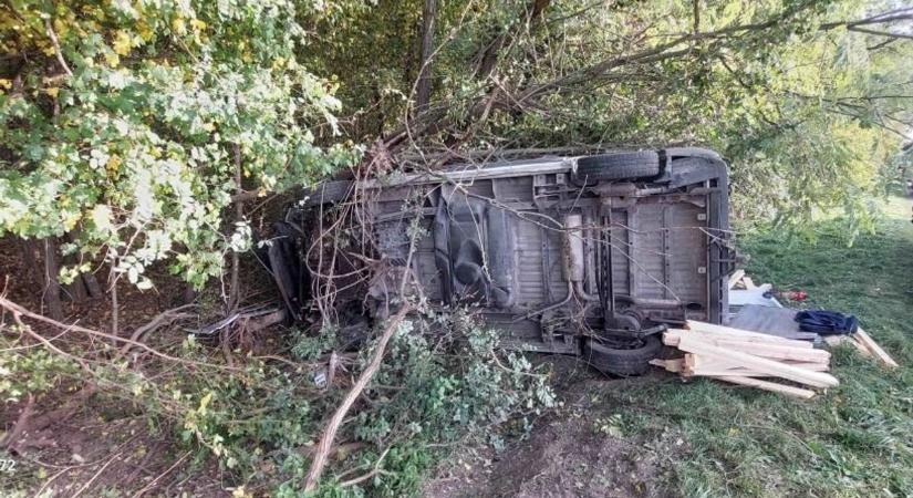 Helyszíni fotókon az oroszlányi baleset, csak egy roncs maradt a kisbuszból