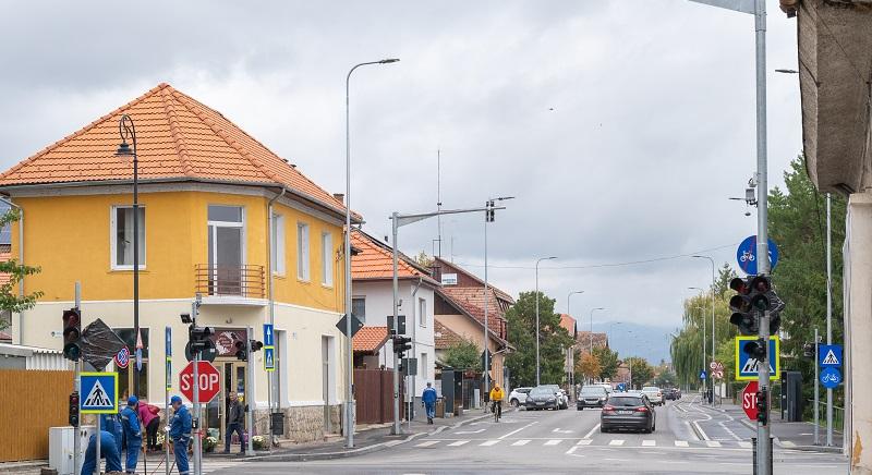 Indulnak az új közlekedési lámpák Sepsiszentgyörgyön: zöldhullám vagy torlódás?