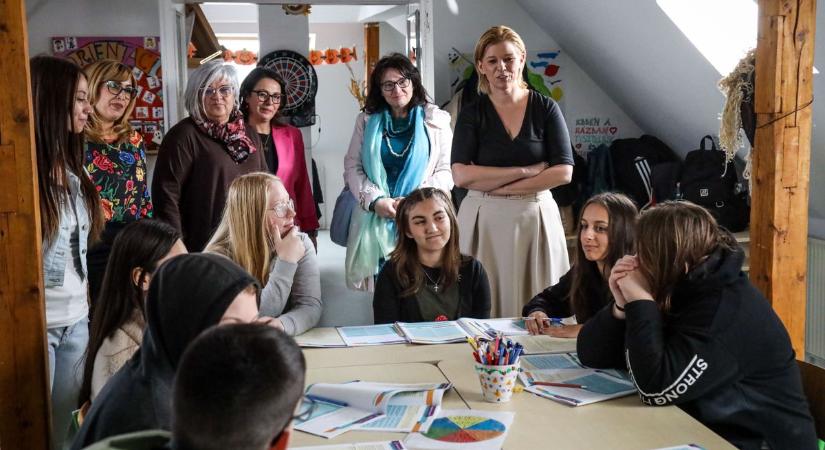 Újabb program indult el az iskolai lemorzsolódás megelőzésére – Szolnokon jelentették be a részleteket