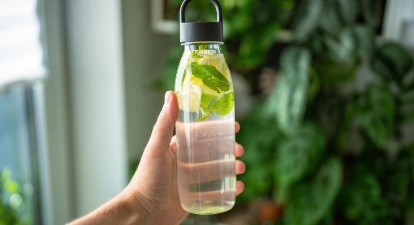 Egyetlen gyümölcs a vízben – így segíti a citrom a hidratáltságot és az emésztést