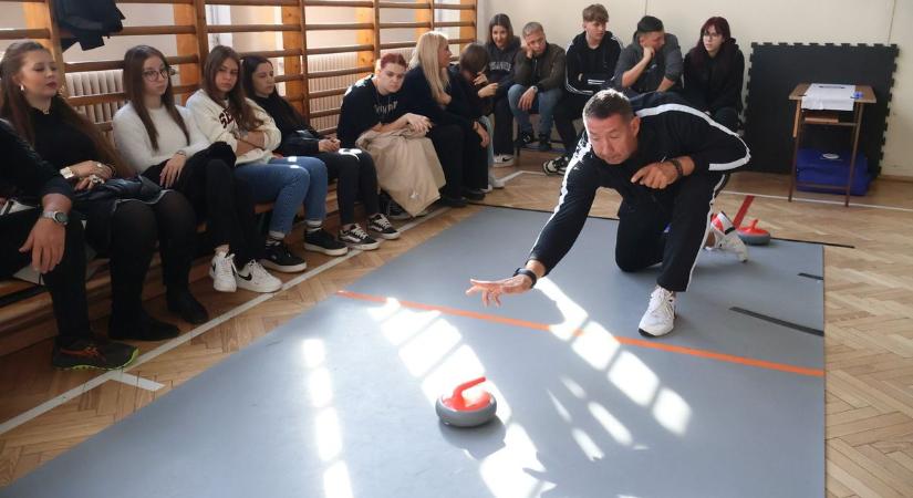 Zalaegerszegre is megérkezett a floor curling – közös játék, közös élmény (galéria)