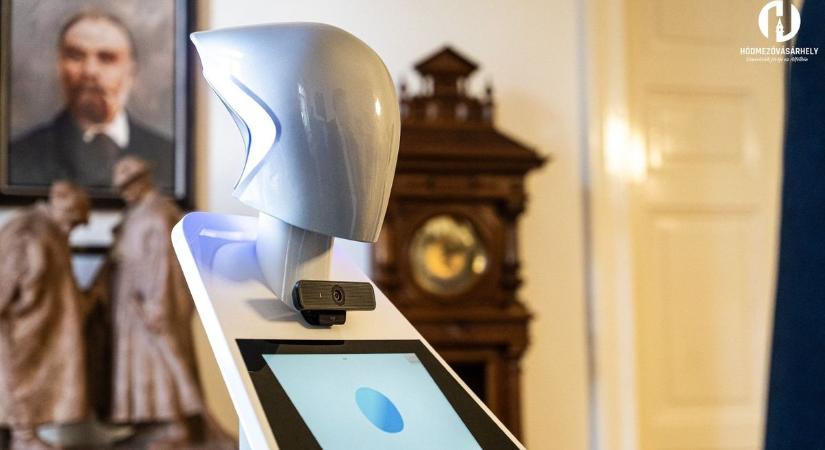 Paula, a robot már dolgozik a városházán – az MI-asszisztens rögtön Márki-Zay Pétert eligazította