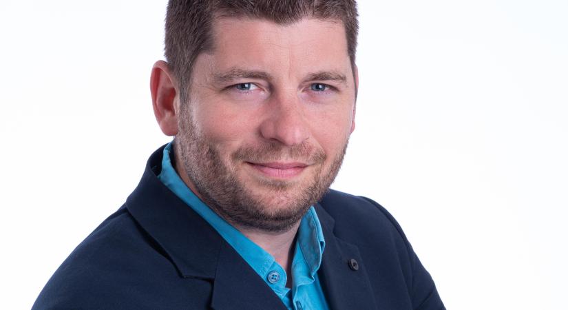 Pöltl Ákos: A szülő áll a frontvonalban, szemben a techcégek milliárdos profitjával és szakértőivel