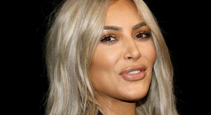 Intimszőrös bugyit dobott a piacra Kim Kardashian – VIDEÓ