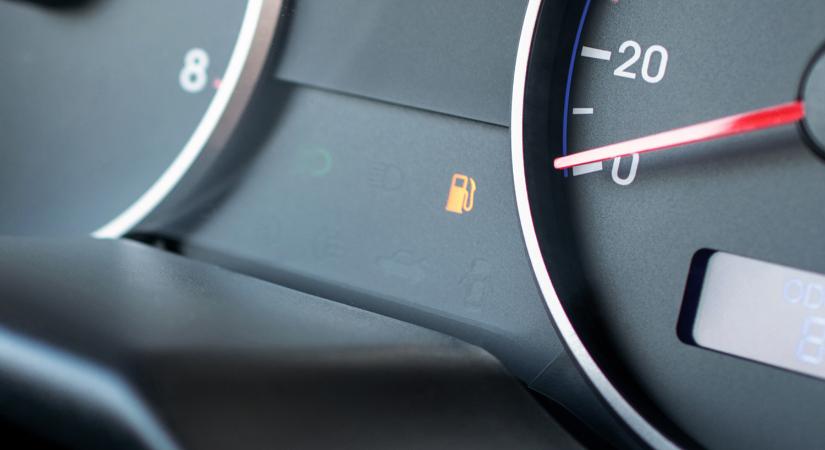 Ez történik a motorral, ha kifogy a benzin – Nem csak annyi, hogy leáll