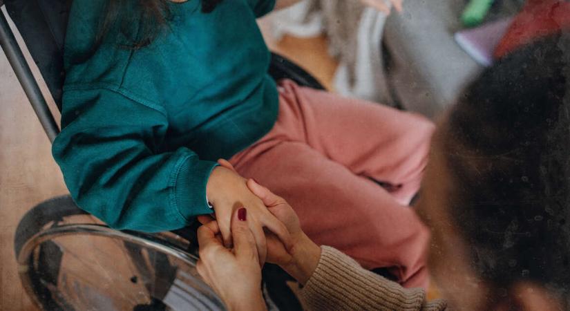 A tartósan beteg gyereküket ápolják otthon, mégis megfosztják őket a nekik járó gyod-támogatástól