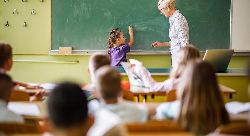 Leterhelve és alulértékelve – Riasztó adatok jelentek meg a pedagógusokról