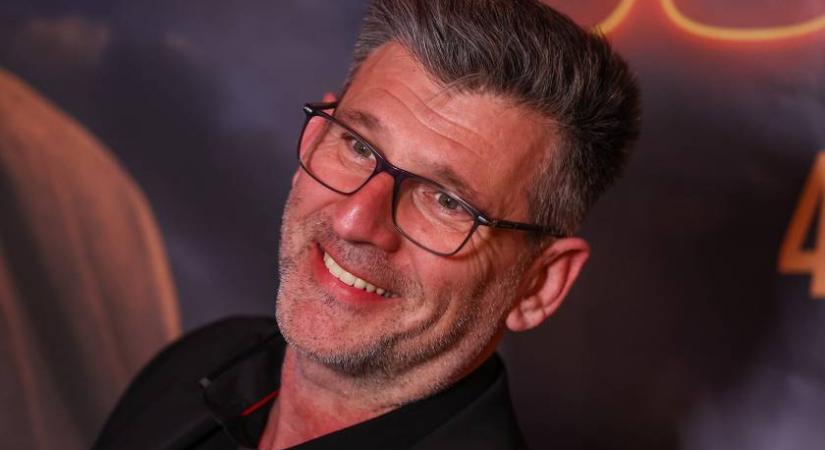 Kárász Róbert 14 évvel fiatalabb várandós felesége miniben ment a premierre: ennyire nagy már a pocakja