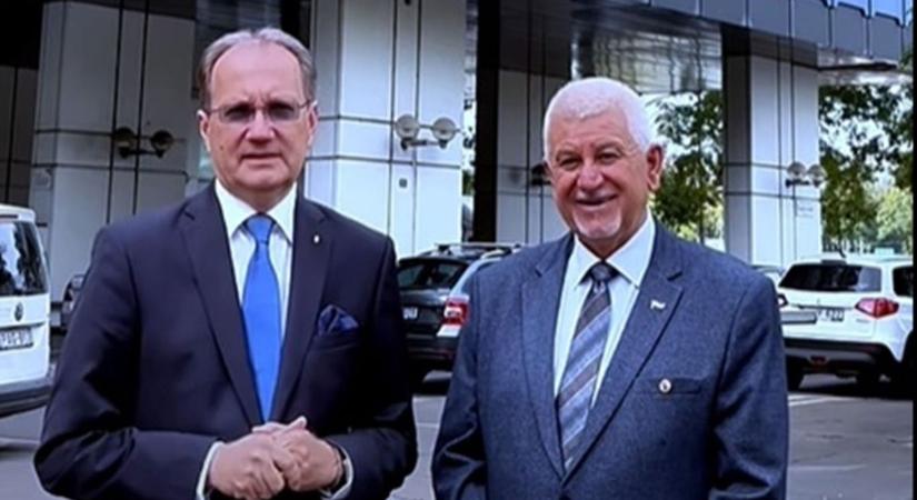 Valamin nagyon dolgoznak a vasút mellett