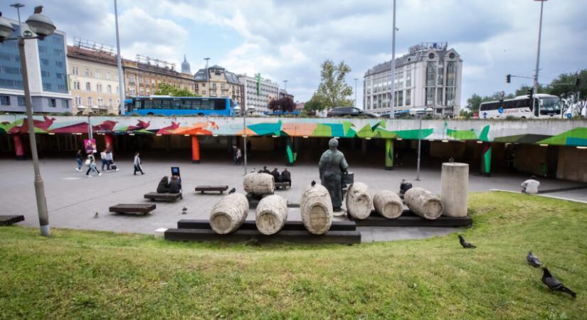 A Boráros téren, a hajléktalanok között élhet az a 11 éves kisfiú, akit bántalmazás miatt megszökött a nagykőrősi gyermekotthonból