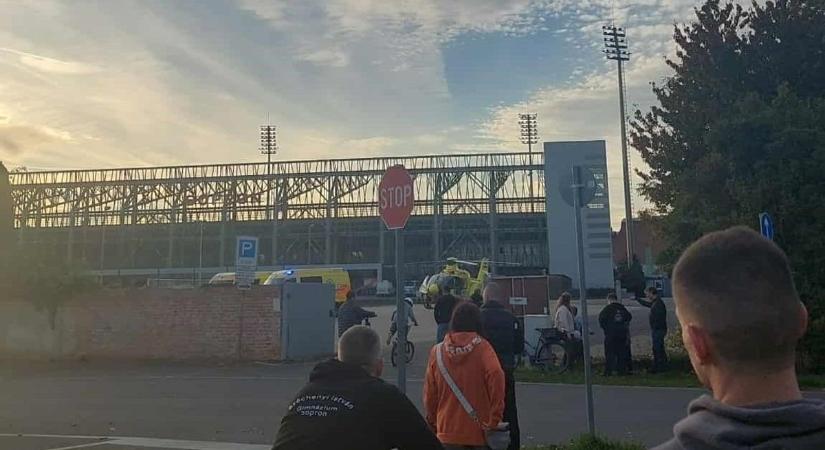 Mentőhelikopter szállt le a sportpályánál, újra kellett éleszteni egy férfit - fotó
