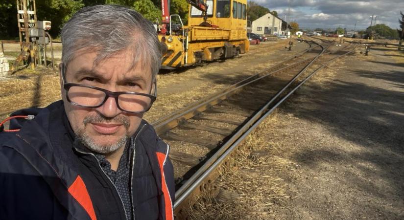 Hadházy arról posztolt, hogy Lázárék el akarnak titkolni egy újabb kisiklást, de a MÁV szerint eltussolásról szó nincs és csak siklás volt