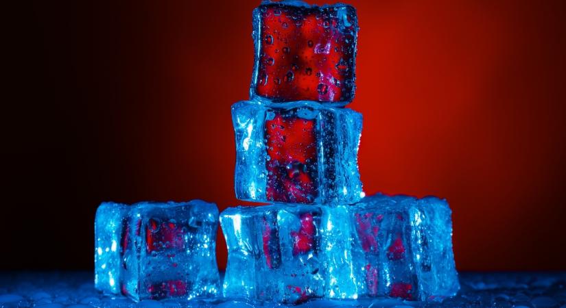 Szobahőmérsékleten lett jég a vízből – felfedezték a XXI. jeget!