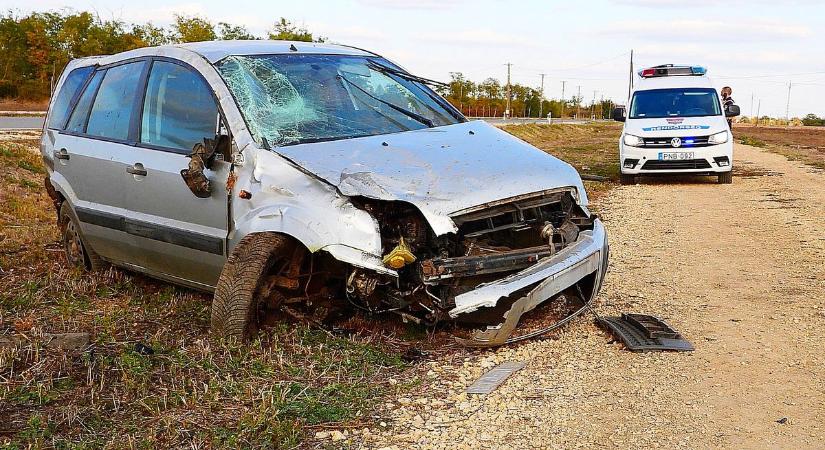 Árokba hajtott és egy út melletti emlékhelynek csapódott egy autó – galériával
