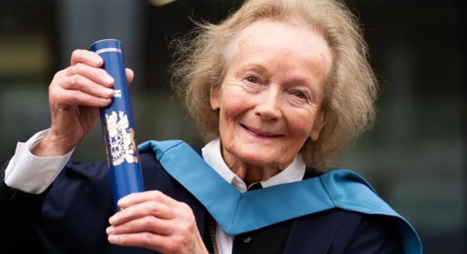 „Soha nem késő” - 90 évesen szerezte meg diplomáját a dédnagymama