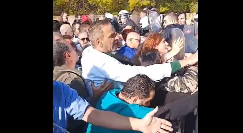 Úgy adta át a görög kormányfő az onkológiát Athénban, hogy közben a rendőrök verték a dolgozókat a kórház előtt